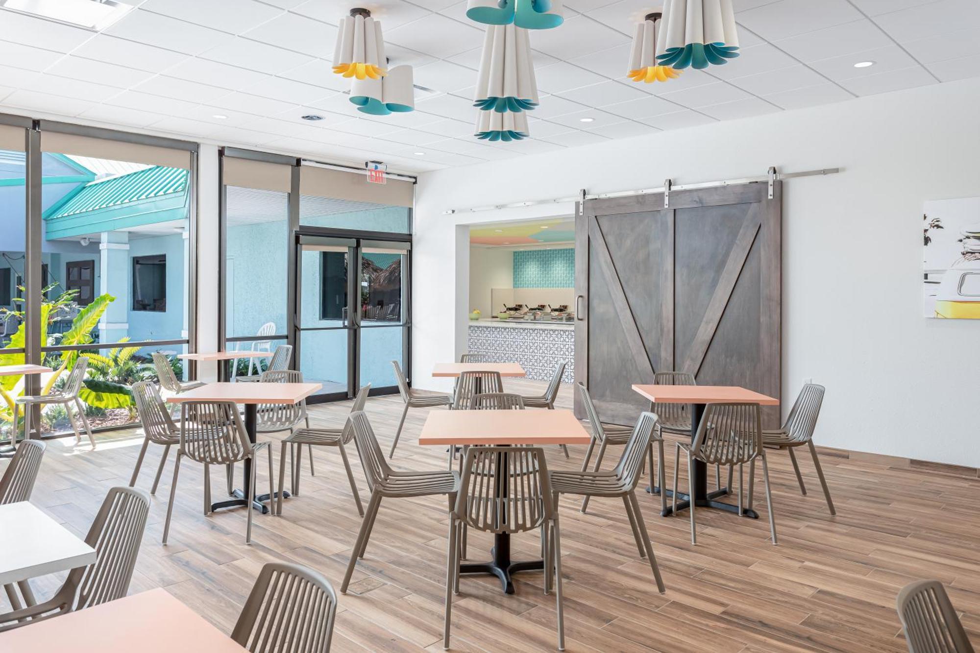 Beachside Hotel And Suites شاطئ كوكوا المظهر الخارجي الصورة